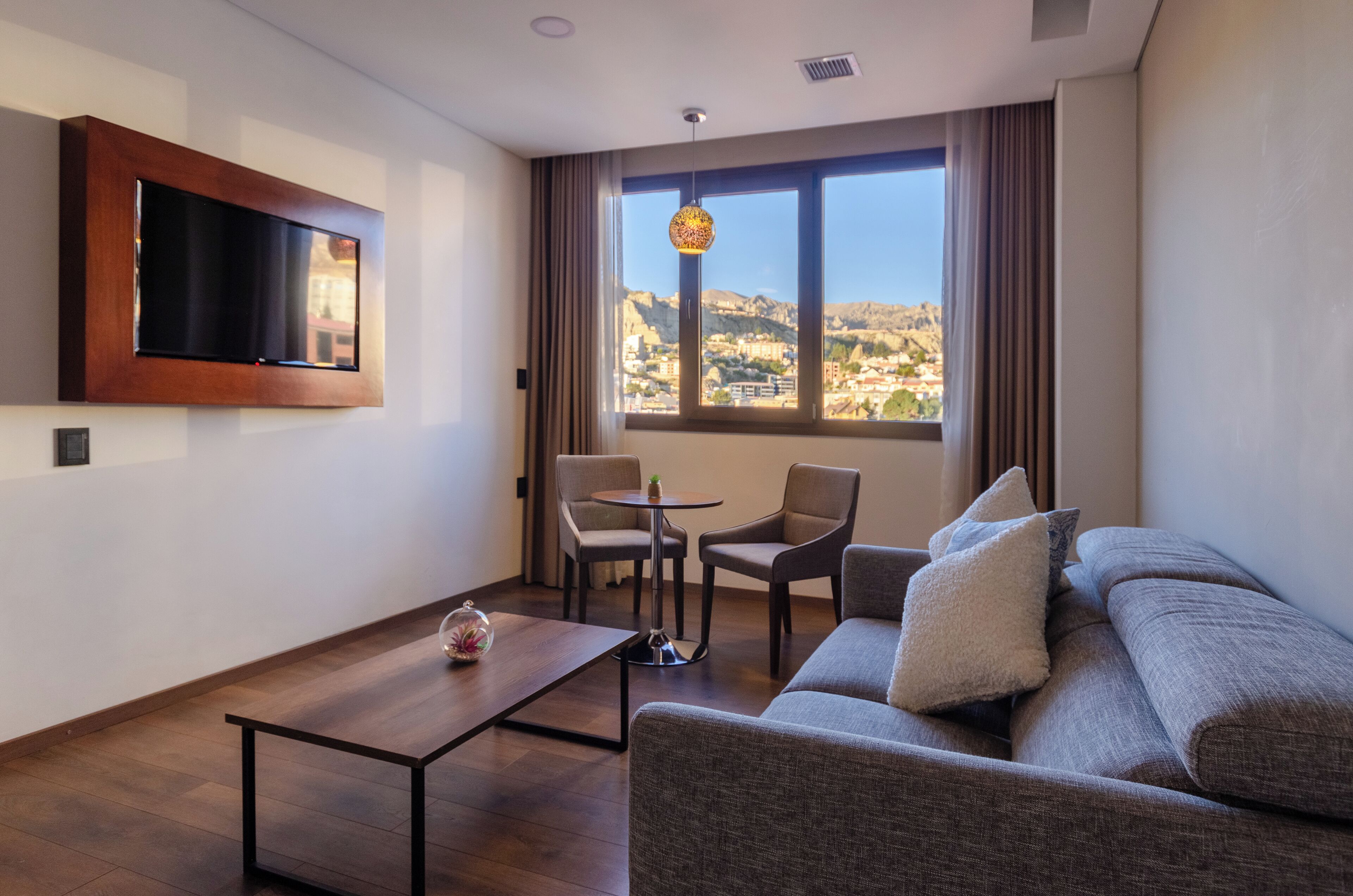 Mitru suite | Minibar, in-room safe, desk, blackout drapes