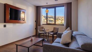 Mitru suite | Minibar, in-room safe, desk, blackout drapes