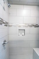 Apartment | Bathroom | Combined shower/tub, free toiletries, hair dryer, towels