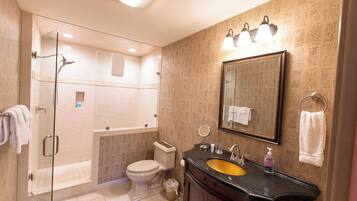 Elite Apartment, Multiple Beds, Non Smoking | Bathroom | Combined shower/tub, free toiletries, hair dryer, towels
