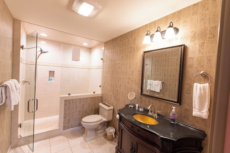 Baño. Howard's Creek Inn