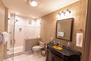 Bañera con ducha, artículos de tocador gratuitos, secador de pelo