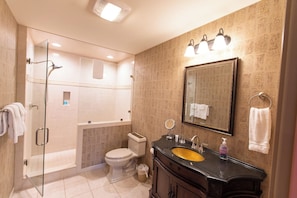 Elite Apartment, Multiple Beds, Non Smoking | Bathroom | Combined shower/tub, free toiletries, hair dryer, towels
