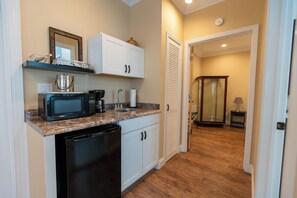 Deluxe Apartment, 1 Queen Bed with Sofa bed | Private kitchen - Howard's Creek Inn (White Sulphur Springs)