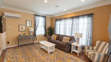 Deluxe Apartment, 1 Queen Bed with Sofa bed | 1 bedroom, individually decorated, individually furnished