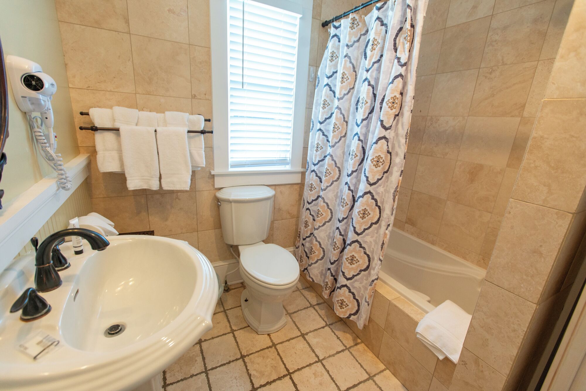 comfort apartment | bathroom | combined shower/bathtub, free toiletries, hair dryer, towels