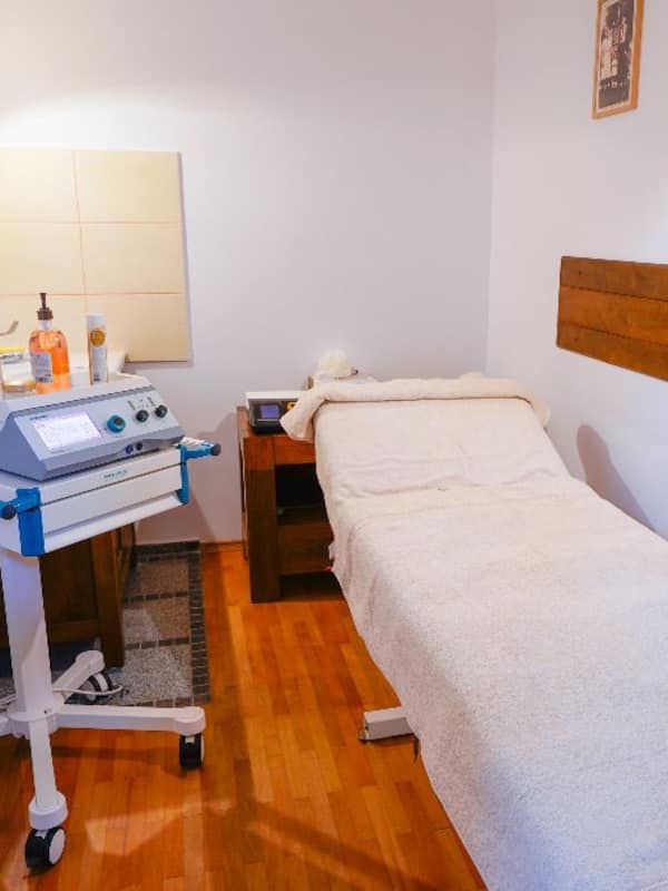 Body treatments, 1 treatment room, massages