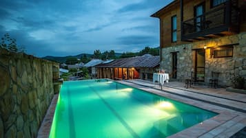 Una piscina techada, una piscina al aire libre de temporada