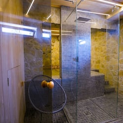 Body treatments, 1 treatment room, massages