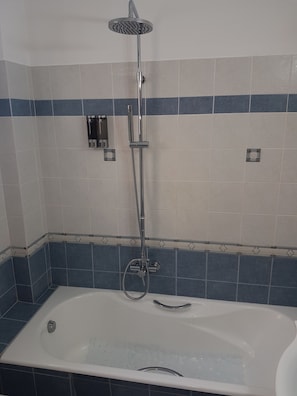 Deluxe Apartment, 2 Bedrooms, Mountain View | Deep soaking bathtub