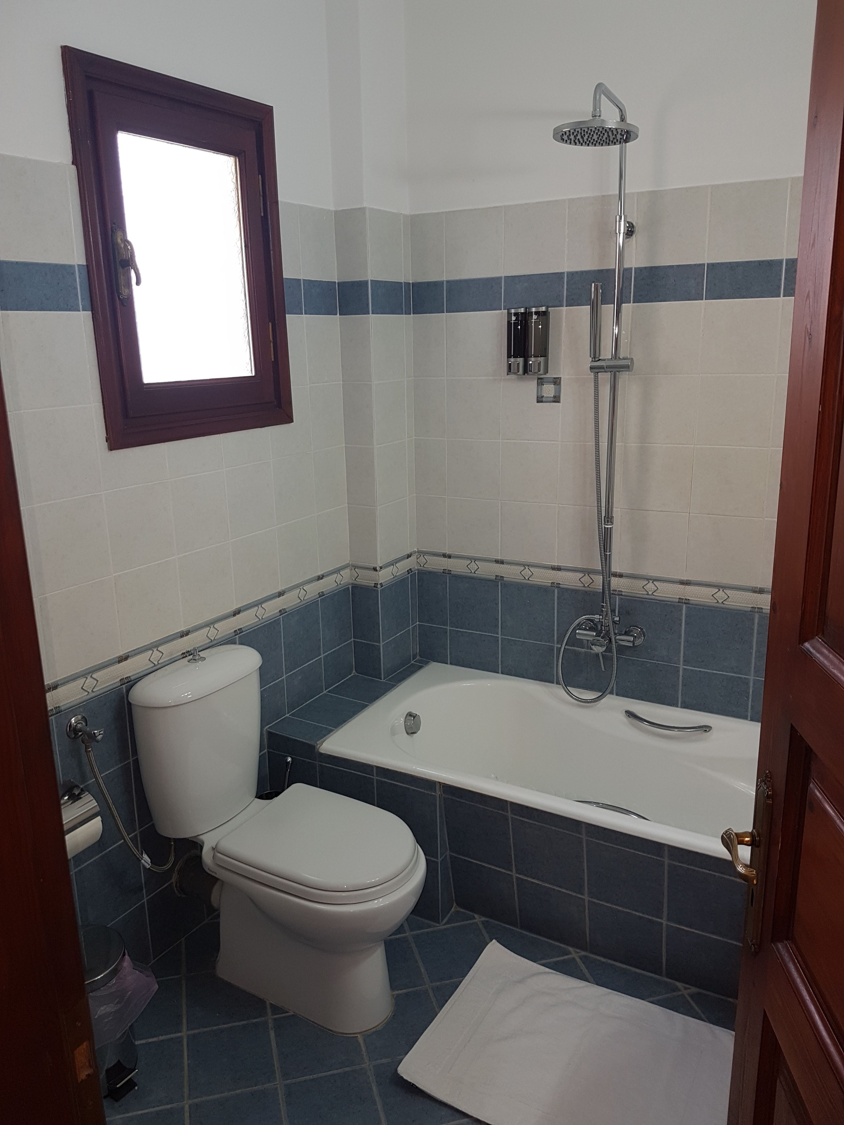 Appartement Deluxe, 2 chambres, vue montagne | Salle de bain | Ensemble douche/baignoire, articles de toilette gratuits, sèche-cheveux