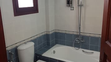 Appartement Deluxe, 2 chambres, vue montagne | Salle de bain | Ensemble douche/baignoire, articles de toilette gratuits, sèche-cheveux