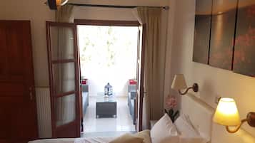 Leilighet – deluxe, 2 soverom, fjellutsikt | 2 soverom, safe på rommet, skrivebord og wi-fi (inkludert)