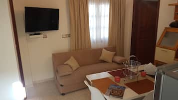 Leilighet – deluxe, 2 soverom, fjellutsikt | Oppholdsområde | Flatskjerm-TV