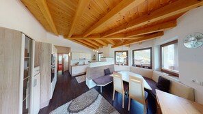 Apartamento clássico, para não fumantes, terraço | Área de estar | TV de tela plana