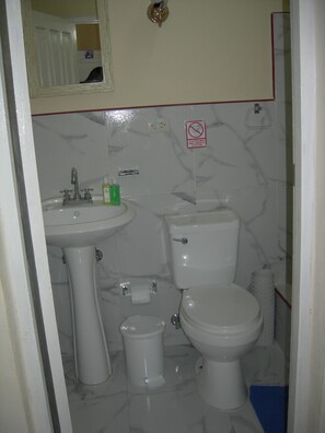 Doppel- oder Zweibettzimmer | Badezimmer | Dusche, kostenlose Toilettenartikel, Haartrockner, Handtücher