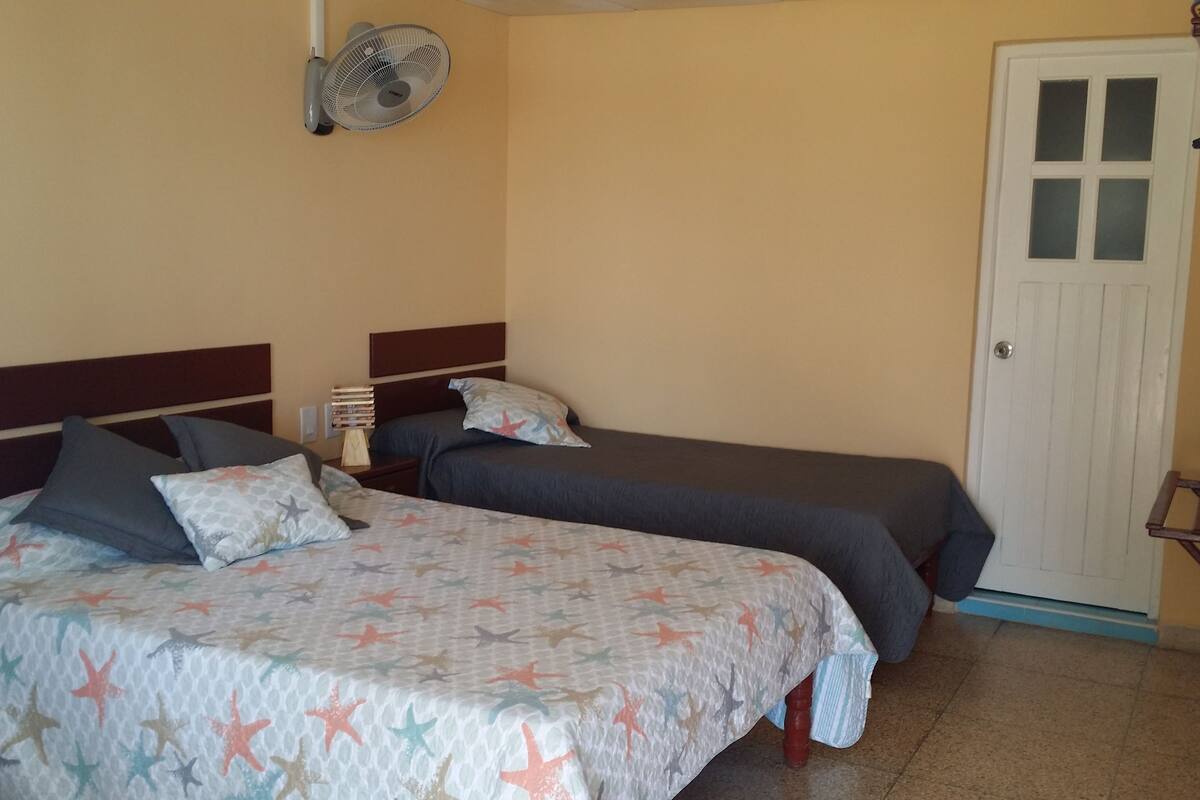 Minibar y caja de seguridad en la habitación