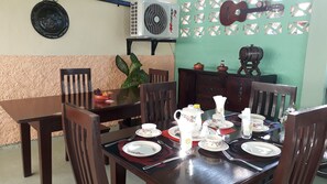 Petit déjeuner continental (5 USD par personne)