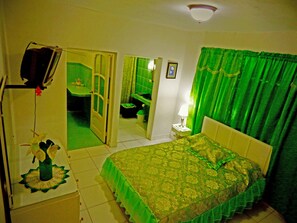 Doppelzimmer | Badezimmer | Dusche, kostenlose Toilettenartikel, Haartrockner, Handtücher