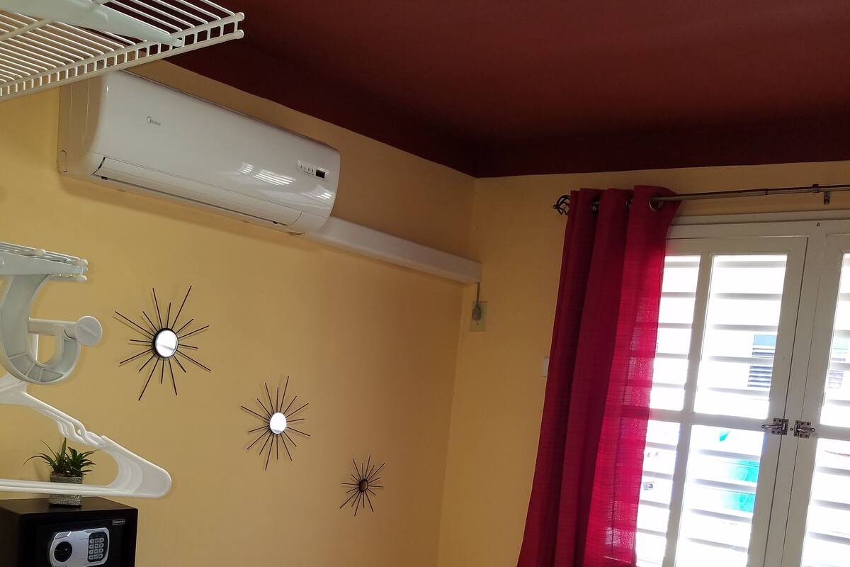 Quarto casal econômico | Frigobar, cofres nos quartos, ferros/tábuas de passar roupa