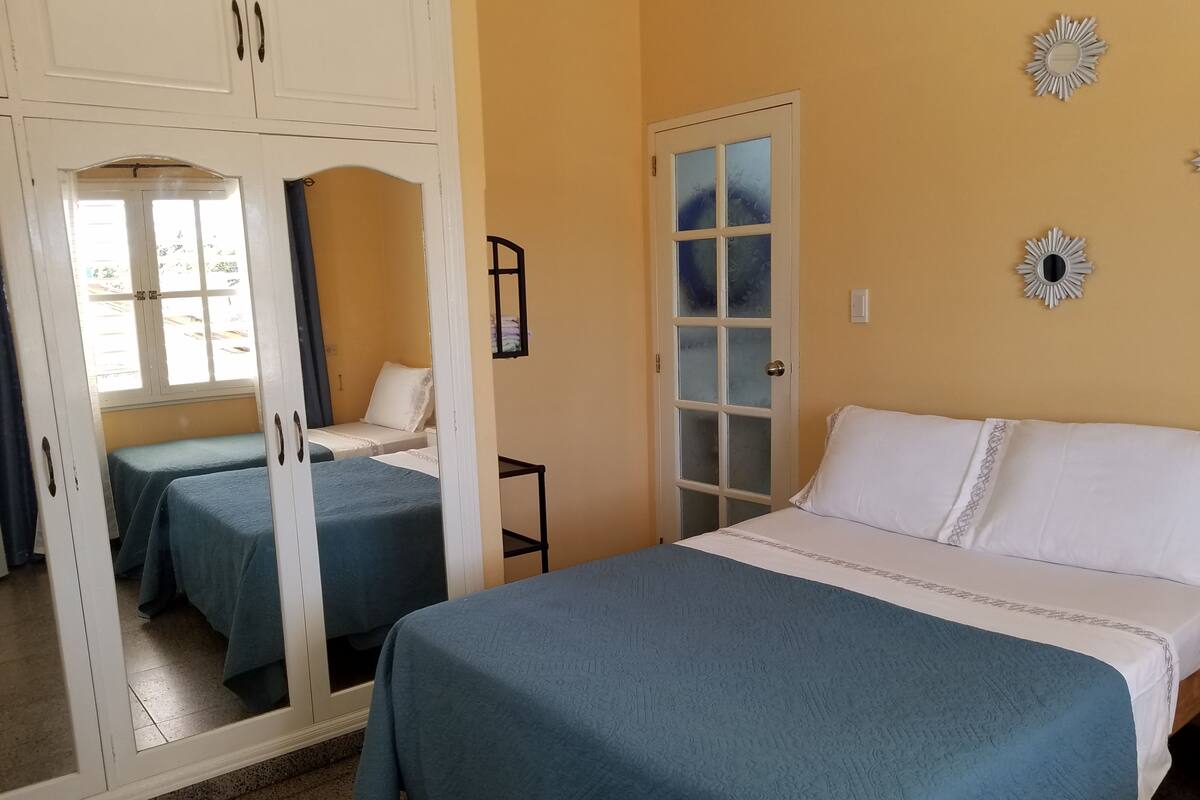 Quarto casal ou duplo superior | Frigobar, cofres nos quartos, ferros/tábuas de passar roupa