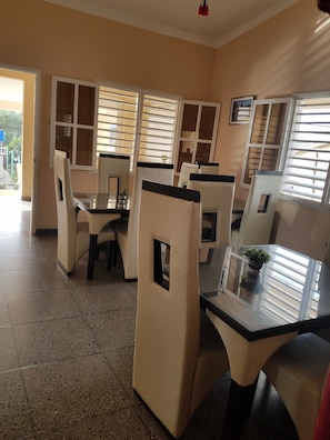 Café da manhã continental todos os dias mediante uma taxa