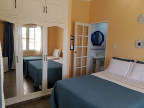 Quarto casal ou duplo superior | Frigobar, cofres nos quartos, ferros/tábuas de passar roupa