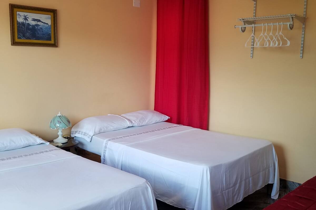 Quarto casal ou duplo standard | Frigobar, cofres nos quartos, ferros/tábuas de passar roupa