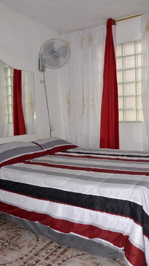 Chambre Double | Minibar, fer et planche Ă repasser, draps fournis