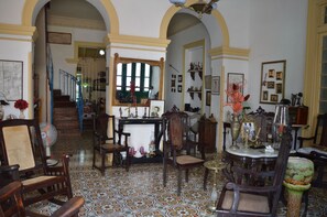 Lobby sitting area - Casa Hostal Bastida (Trinidad)
