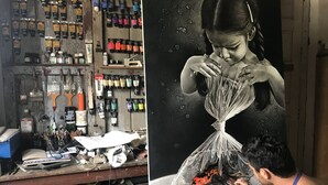 A workspace with art supplies, a laptop, and a painting in progress. - Casa Las Artes (Trinidad)