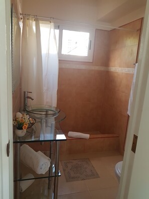 Doppelzimmer | Badezimmer | Dusche, kostenlose Toilettenartikel, Haartrockner