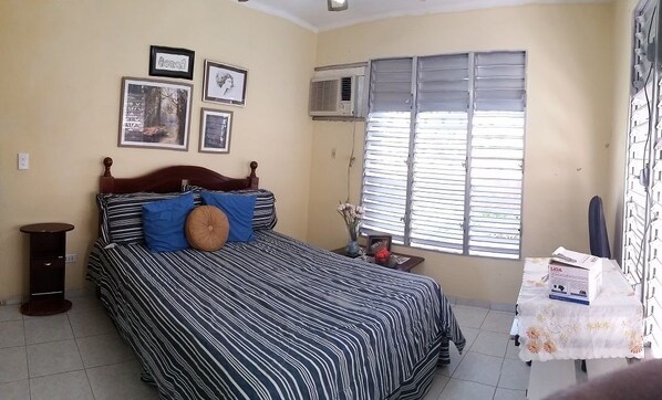 House, 2 Bedrooms | Minibar, iron/ironing board, bed sheets