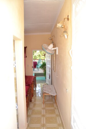 Kamer, 1 twee- of 2 eenpersoonsbedden | Een strijkplank/strijkijzer, beddengoed