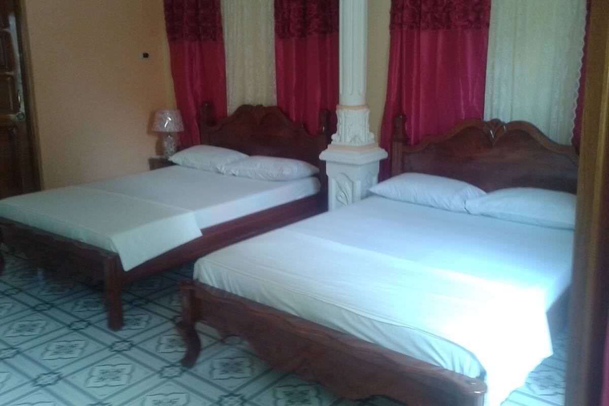 Kamer, 1 twee- of 2 eenpersoonsbedden | Een strijkplank/strijkijzer, beddengoed