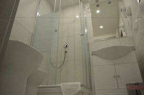 Triple Room | Bathroom | Shower, towels - Oscar Rooms (Rome)