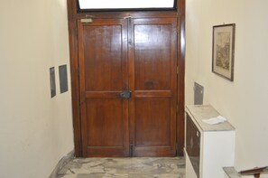 Interior entrance - Oscar Rooms (Rome)