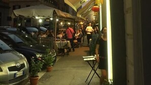 Un mercado al aire libre con puestos y gente.