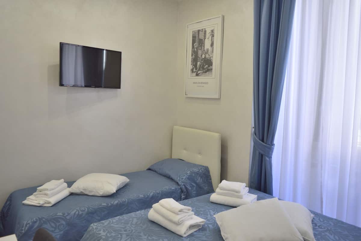Habitación triple | Escritorio, insonorización, wifi y ropa de cama