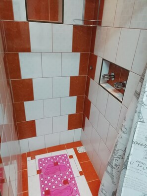 Chambre Double ou avec lits jumeaux | Salle de bain | Douche, sèche-cheveux, serviettes fournies