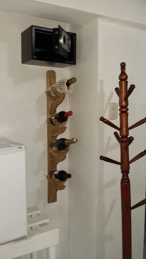 Kamer, 1 twee- of 2 eenpersoonsbedden | Een minibar, een kluis op de kamer, een strijkplank/strijkijzer