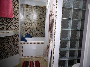 Kamer, 1 twee- of 2 eenpersoonsbedden | Badkamer | Een douche, gratis toiletartikelen, een haardroger, handdoeken