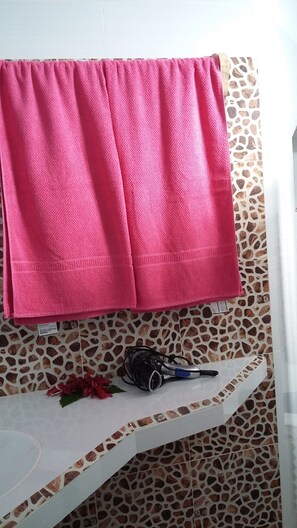 Kamer, 1 twee- of 2 eenpersoonsbedden | Badkamer | Een douche, gratis toiletartikelen, een haardroger, handdoeken