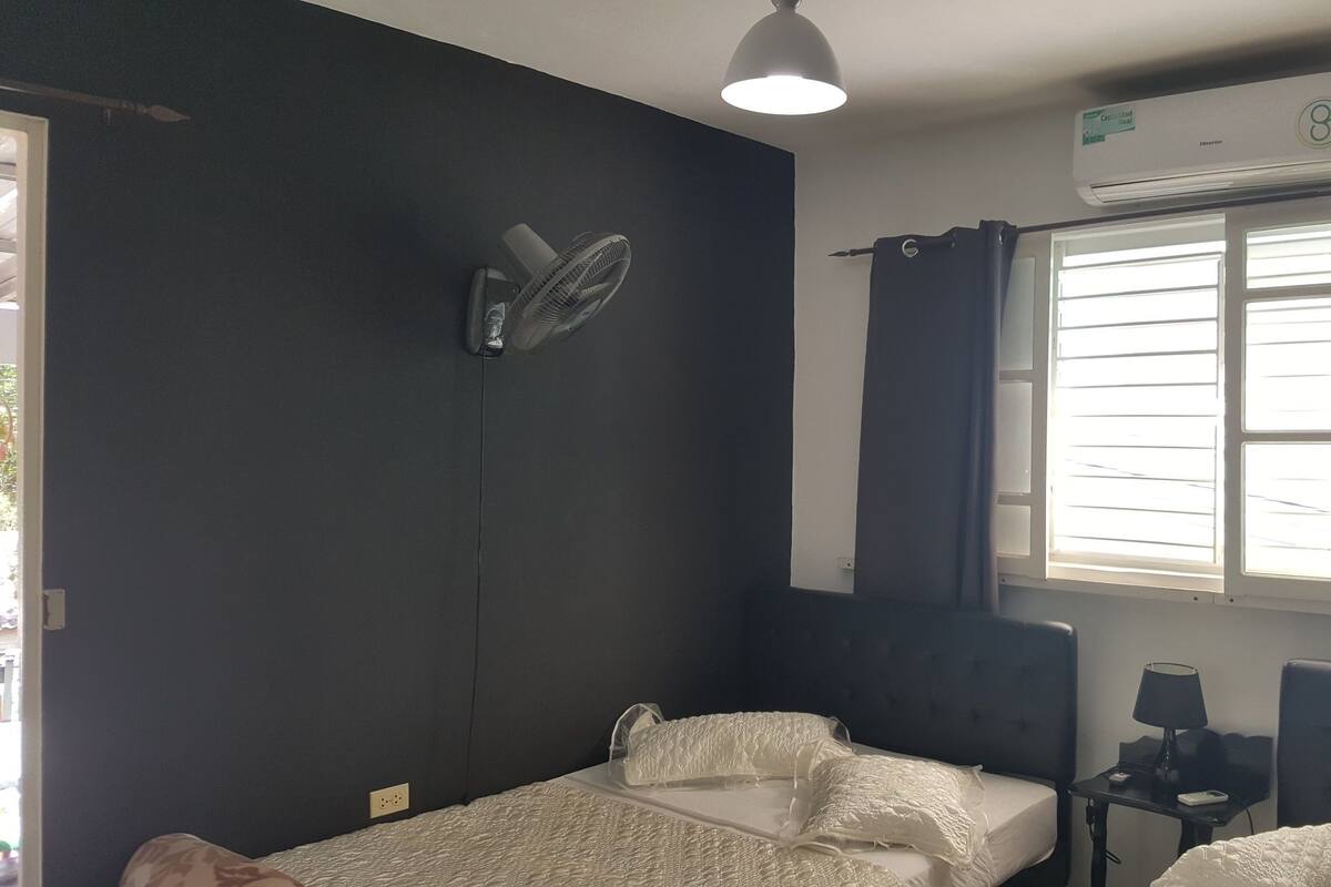 Habitación con 1 cama doble o 2 individuales | Minibar, tabla de planchar con plancha, wifi gratis y ropa de cama