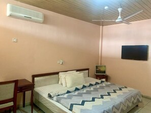 City Double or Twin Room, 1 Double Bed, Non Smoking, City View | In-room safe, individually decorated, desk, soundproofing - Mikaddo City Inn (Kumasi)
