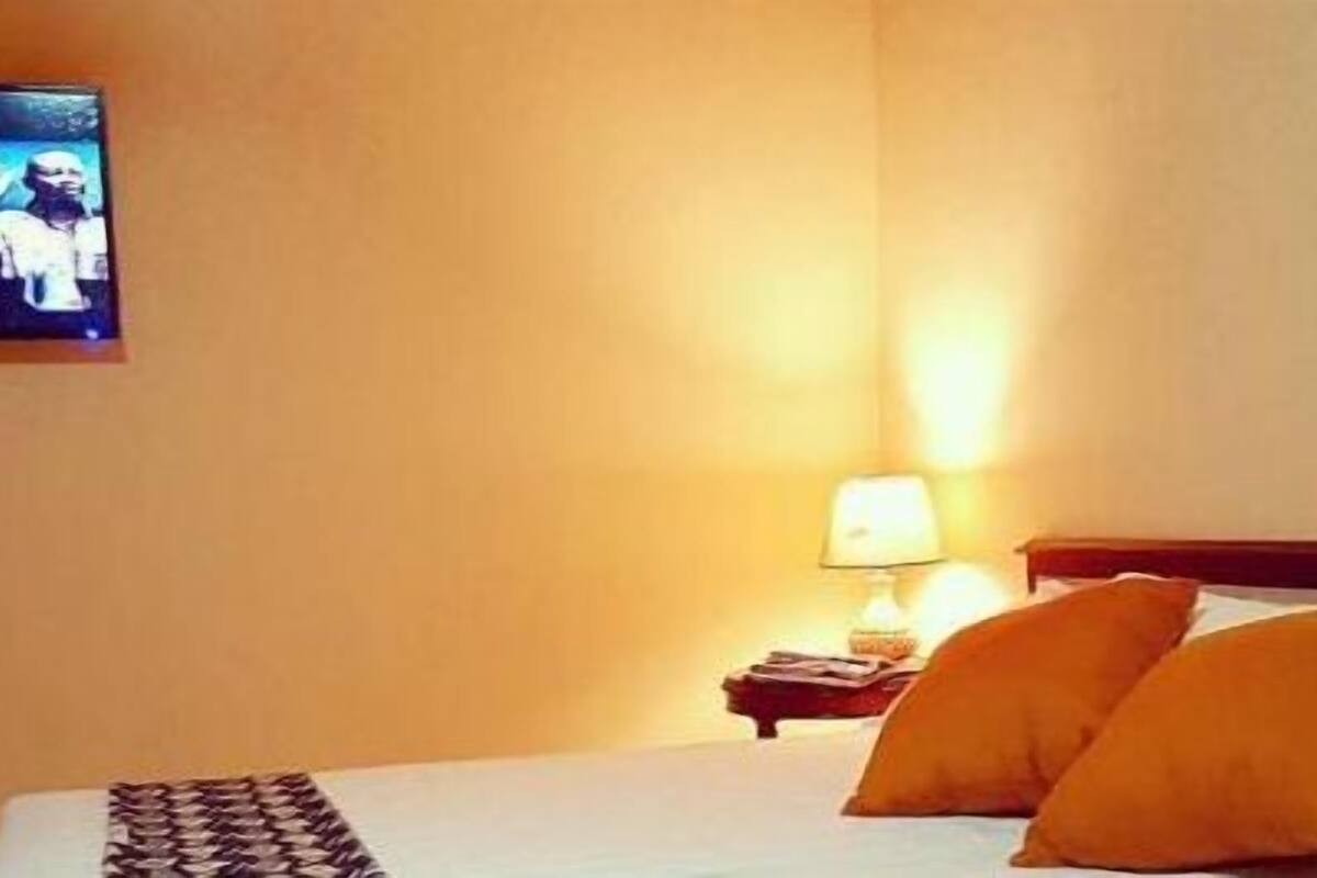 city double or twin room, 1 double bed, non smoking | in-room safe, individually decorated, desk, soundproofing