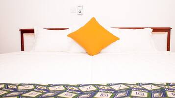 City-Einzelzimmer, 2 Doppelbetten, Nichtraucher | Zimmersafe, individuell dekoriert, Schreibtisch, schallisolierte Zimmer