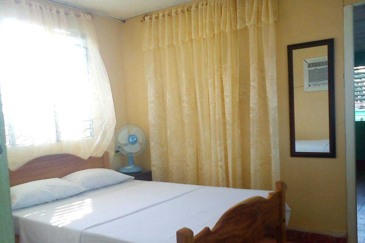 Chambre double ou avec lits jumeaux | Minibar, fer et planche Ă repasser, literie fournie