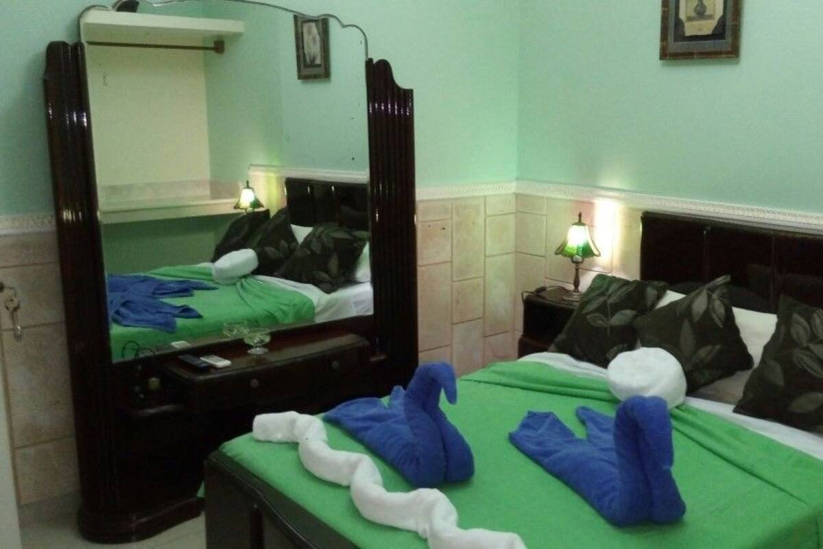 Tweepersoonskamer | Een minibar, een kluis op de kamer, een strijkplank/strijkijzer