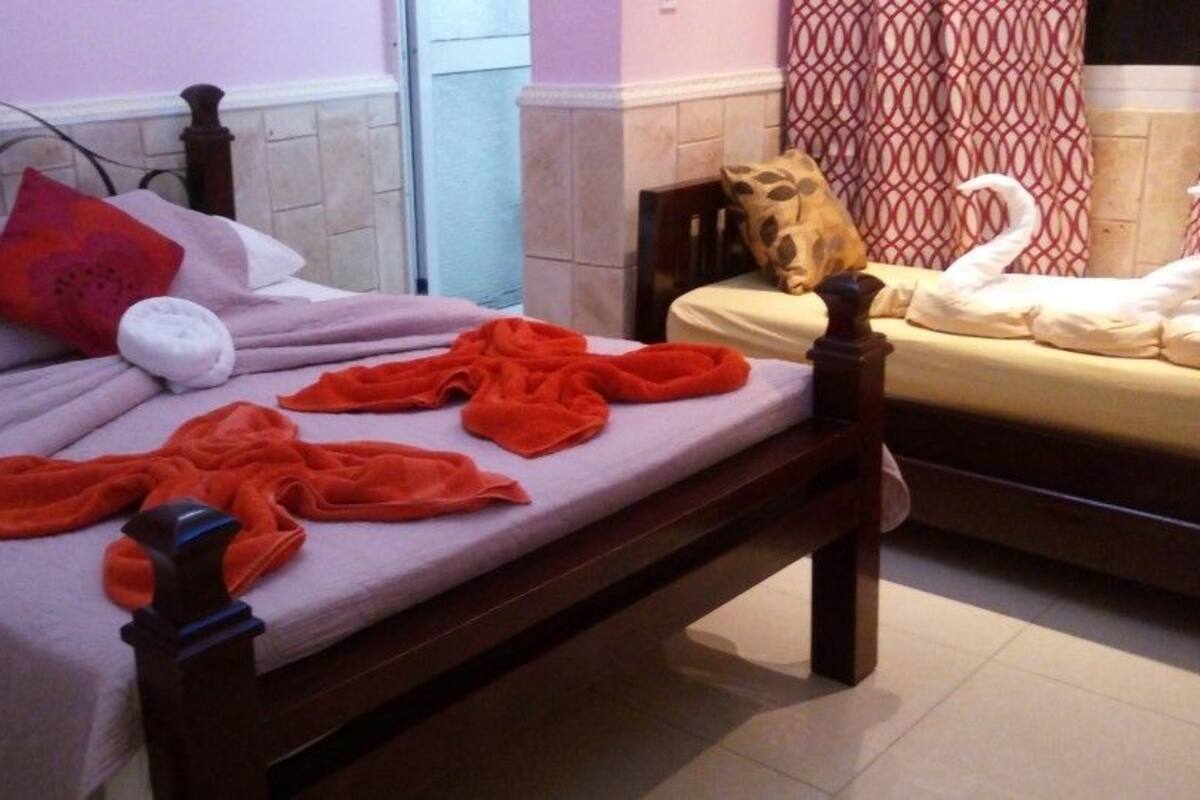 Twin kamer | Een minibar, een kluis op de kamer, een strijkplank/strijkijzer